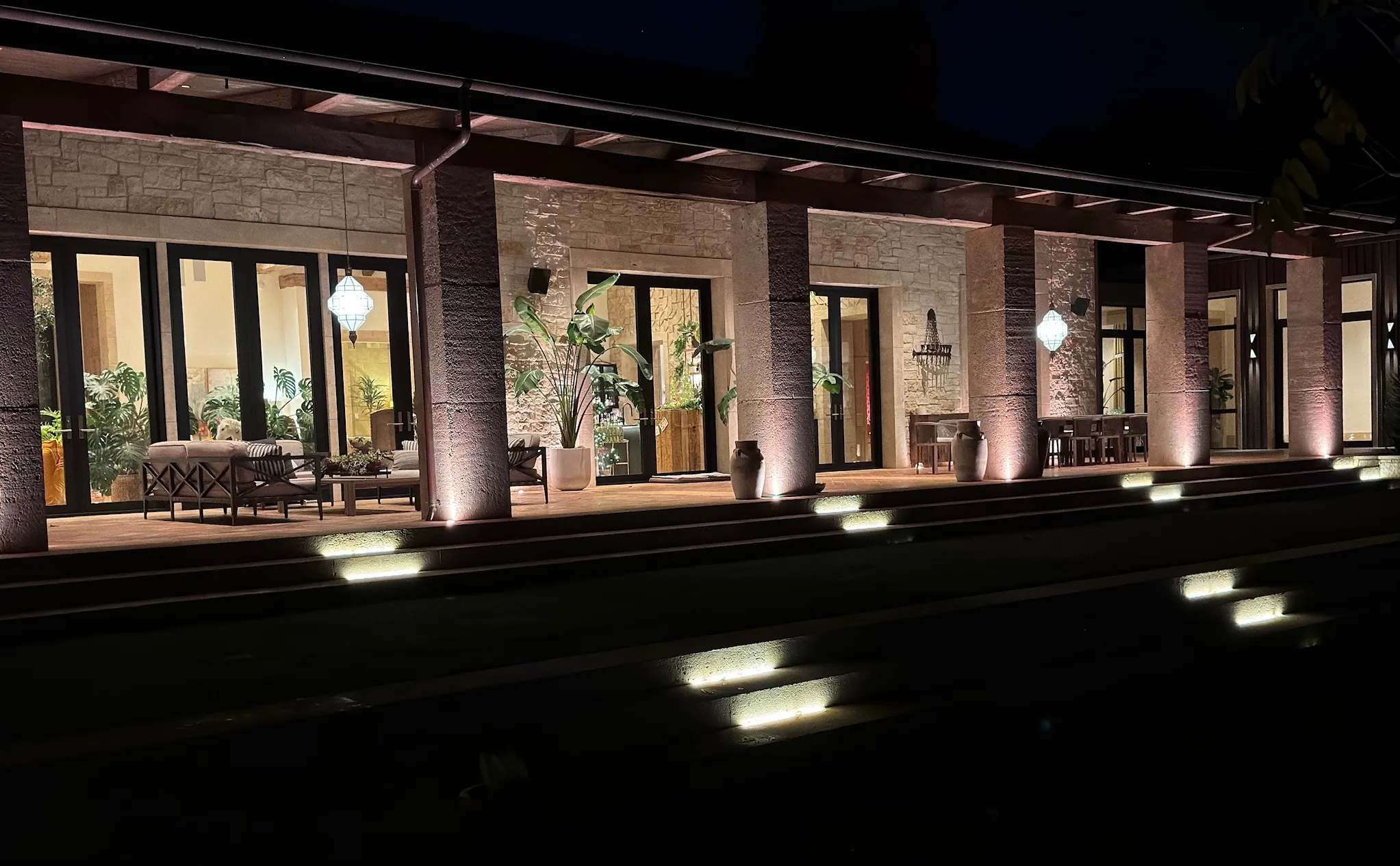 Interior residencial de lujo con iluminación curada y persianas motorizadas